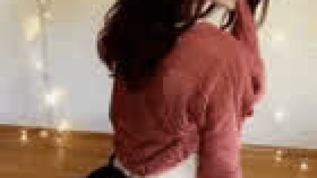 Brunette Bouncing butt cheeks