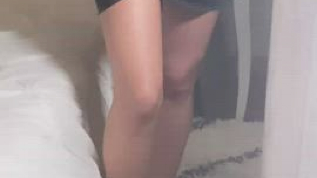 Who is looking for a new brunette girlfriend?