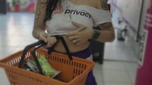 [GIF] Buying icecream, flashing boobs to you pervs