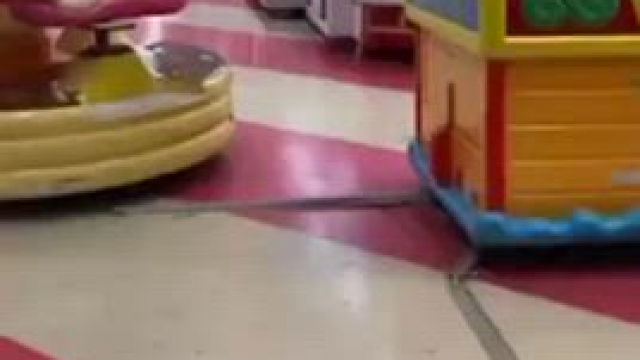 Filming Her GF Giving Him a Blowjob in The Mall