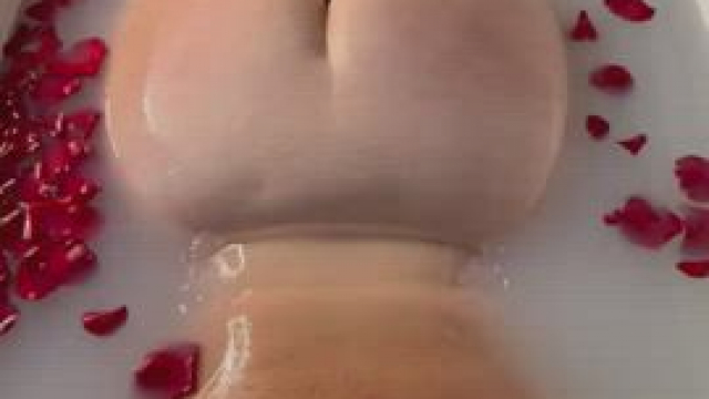 Hump hump hump, all day long, hump hump hump while I sing this song