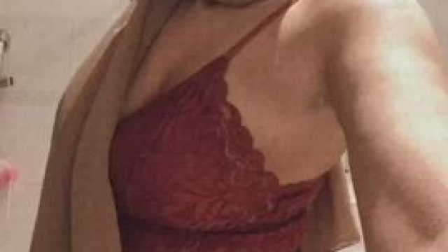 Raise your hand if you'd fuck an Arab girl like me