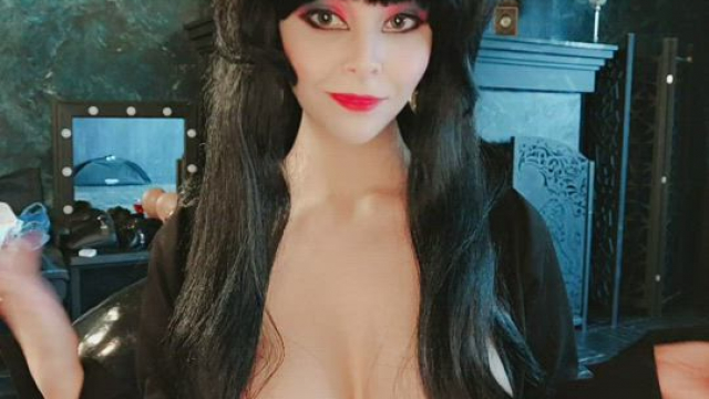 Elvira cosplay