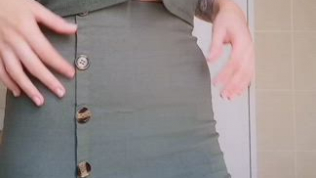 [F] Do you think this skirt hugs me well?