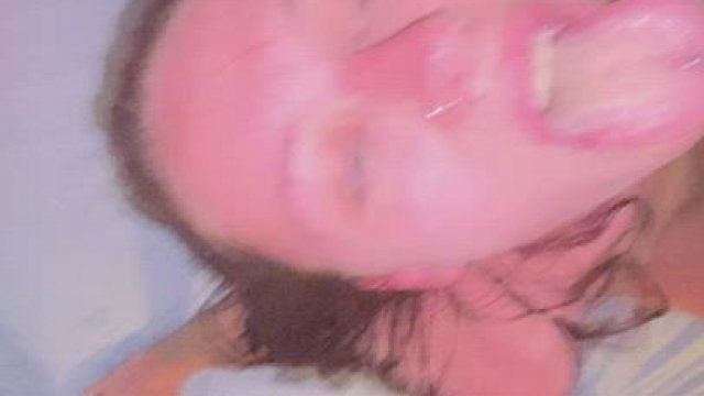 Une amatrice prend une grosse faciale après la baise