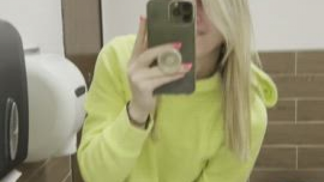 Love showing you all my plugged ass in the CrossFit gym