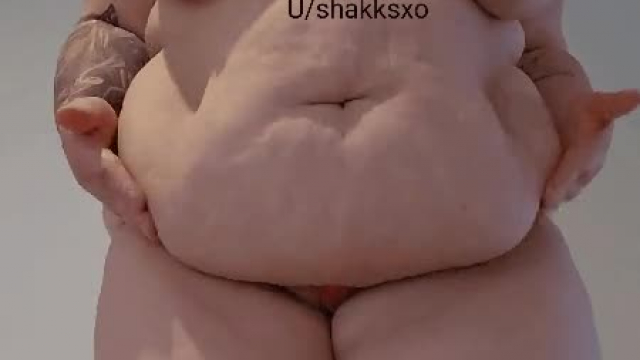 Mommy's belly needs to be worshipped wanna come and rub oil in for me