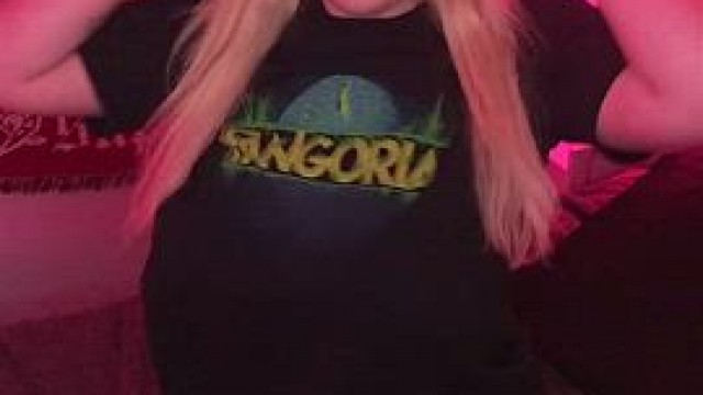 Just a goth girl looking for someone to watch horror movies with!