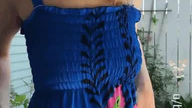 This is the only real way to wear a sundress, after all! ????????