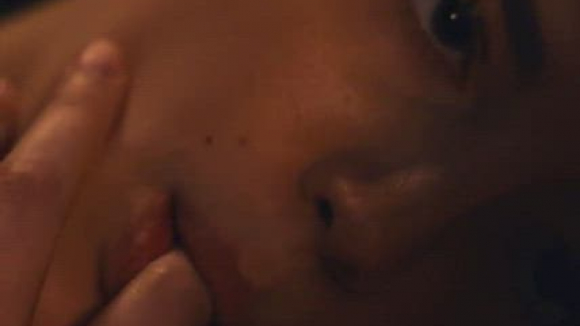 Hailee Steinfeld's lesbian sex scene is so sexy