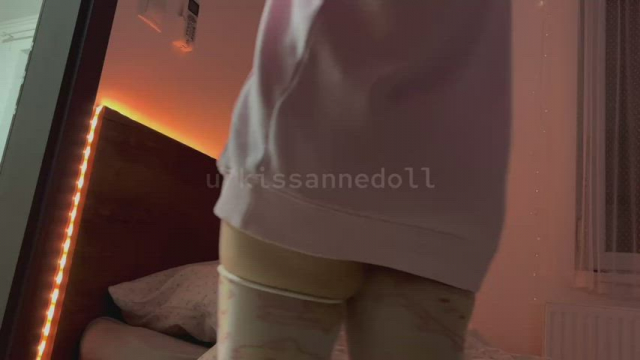 18-year-old, 5' tall - hope you like my butt