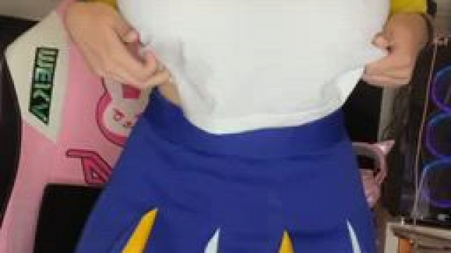 Cheerleader Shows Her Boobs