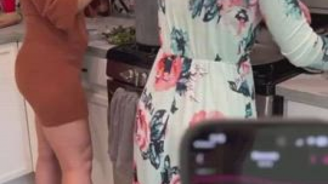 Trying to stay focused on cooking dinner [GIF]