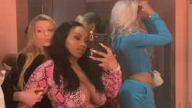 When pretty girls link in the bathroom