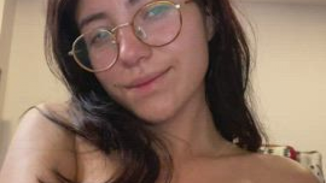 Do you wanna be friends with benefits with this milf from next door.. 26yo, moth