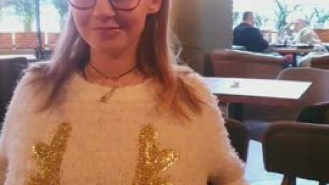 Some in the restaurant eat, others talk and still others show boobs. [GIF]