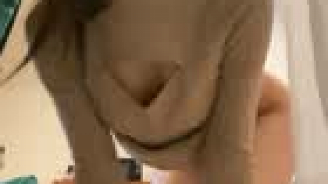 Hot Ellie fingering herself