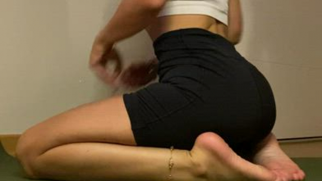 let me know what u would do with my sporty arab butt on that yoga matt