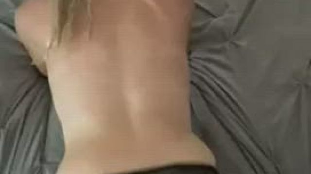 Elle chauffe son mec en frottant son petit cul sur sa bite