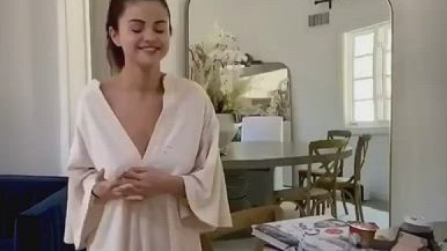 Selena Gomez's jiggles