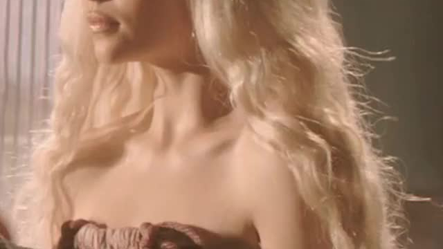 Emilia Clarke's plot with a little jiggle - From Game of Thrones