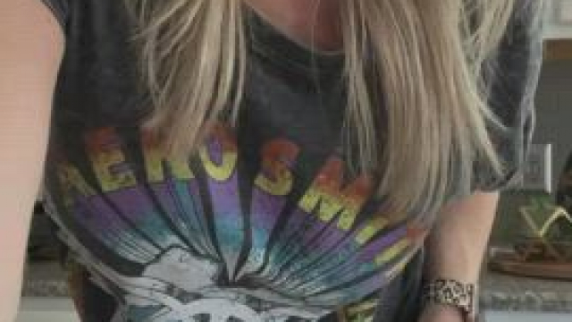 This mommy wears a plug to wash the dishes just because it feels good…