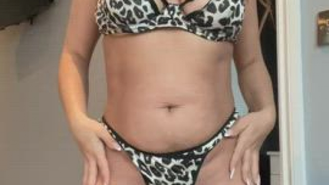 Mommy wants to show you her curvy body ;)