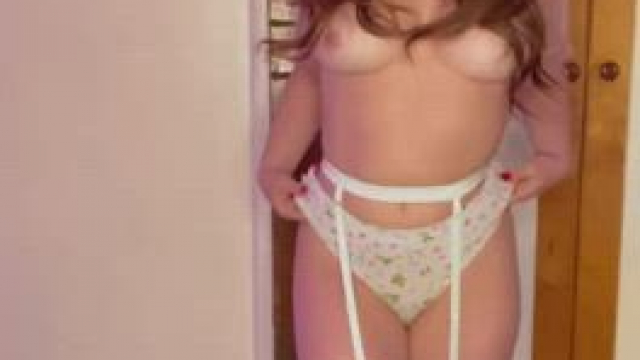 Eyes on me baby, your little lady is getting sexy right now