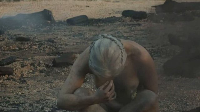 Emilia Clarke nude behind the scenes of Game of Thrones