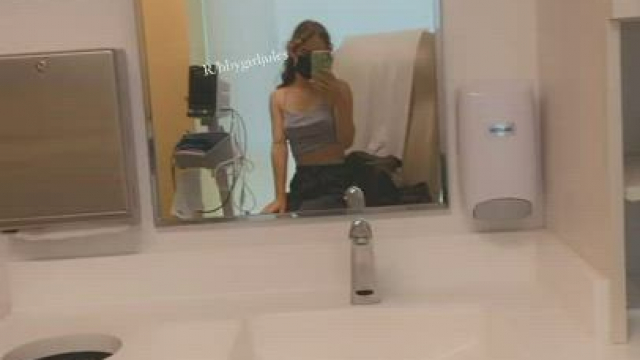 A quick flash before the doctor walks in… ;) [gif]