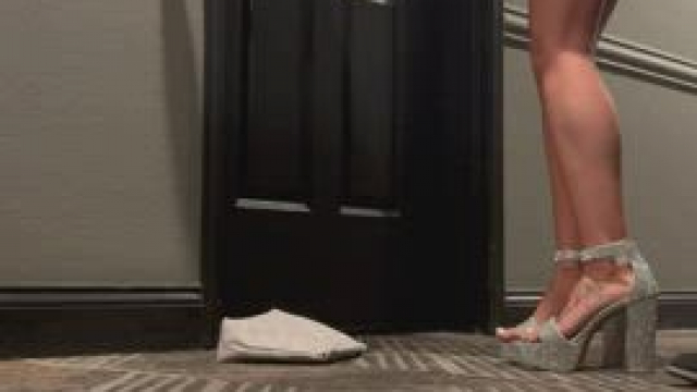 Got pounded by a big dick in the hotel hallway