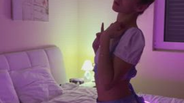 i love to show my holes there