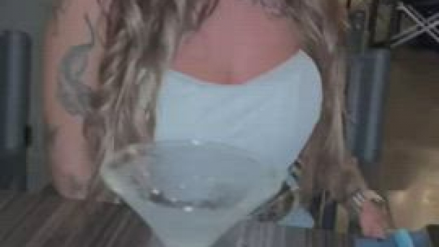 Chubby Tiktoker flashes boobs for her server in a public restaurant