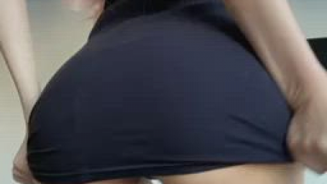 Lift my dress and reveal my gap