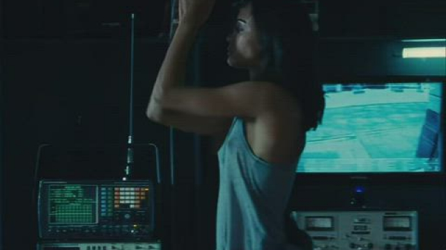 Zoe Saldana - sleek sexy plot in Colombiana