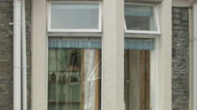 Louise Downie in Skins S01E01