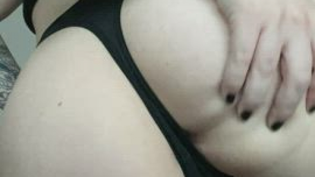 Looking for an older guy to game with and eat me out after