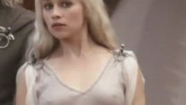Emilia Clarke presents her see through plots in Game of Thrones S01E01