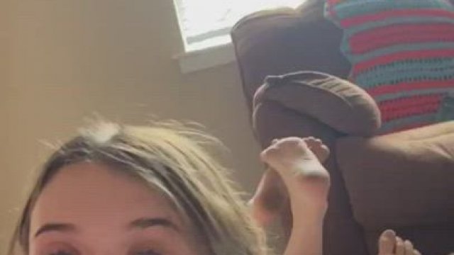 Hot teen babe gives perfect blowjob