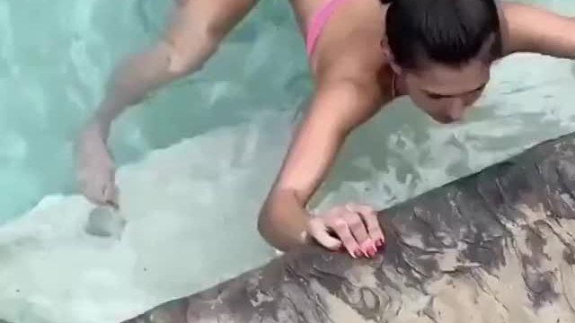 She knows how to shake it