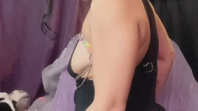 These little shorts riding up my ass and pussy gets me excited lol