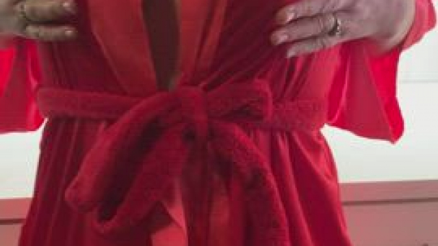 Do y’all like natural mom titties here?