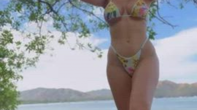 Who's coming with me to the sea