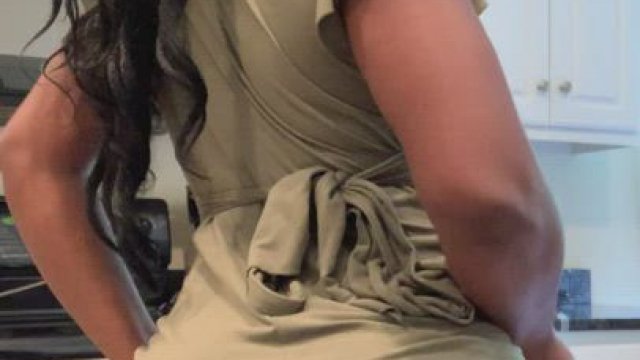 I’m 5’4, 150 pounds, curvy with a thick ass and love to shake it