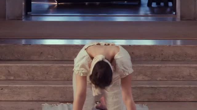 Hailee Steinfeld twerking plot in Dickinson