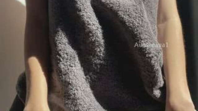 Just a petite Aussie here to turn you on