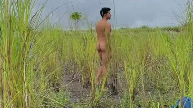 Take off your clothes and feel the breeze