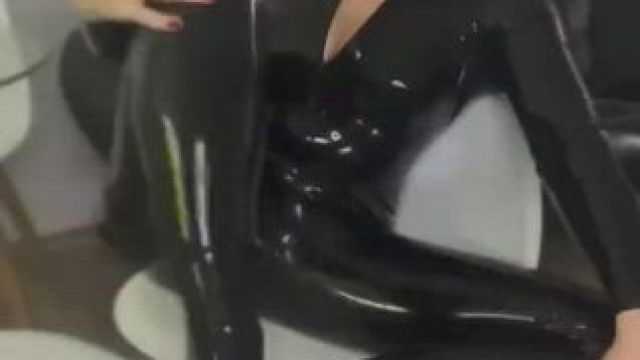 WOULD YOU LOOK AT THOSE AMAZING FEET CAW CA W