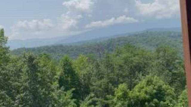 The grand ol’ Smokey Mountains sure are beautiful, huh?