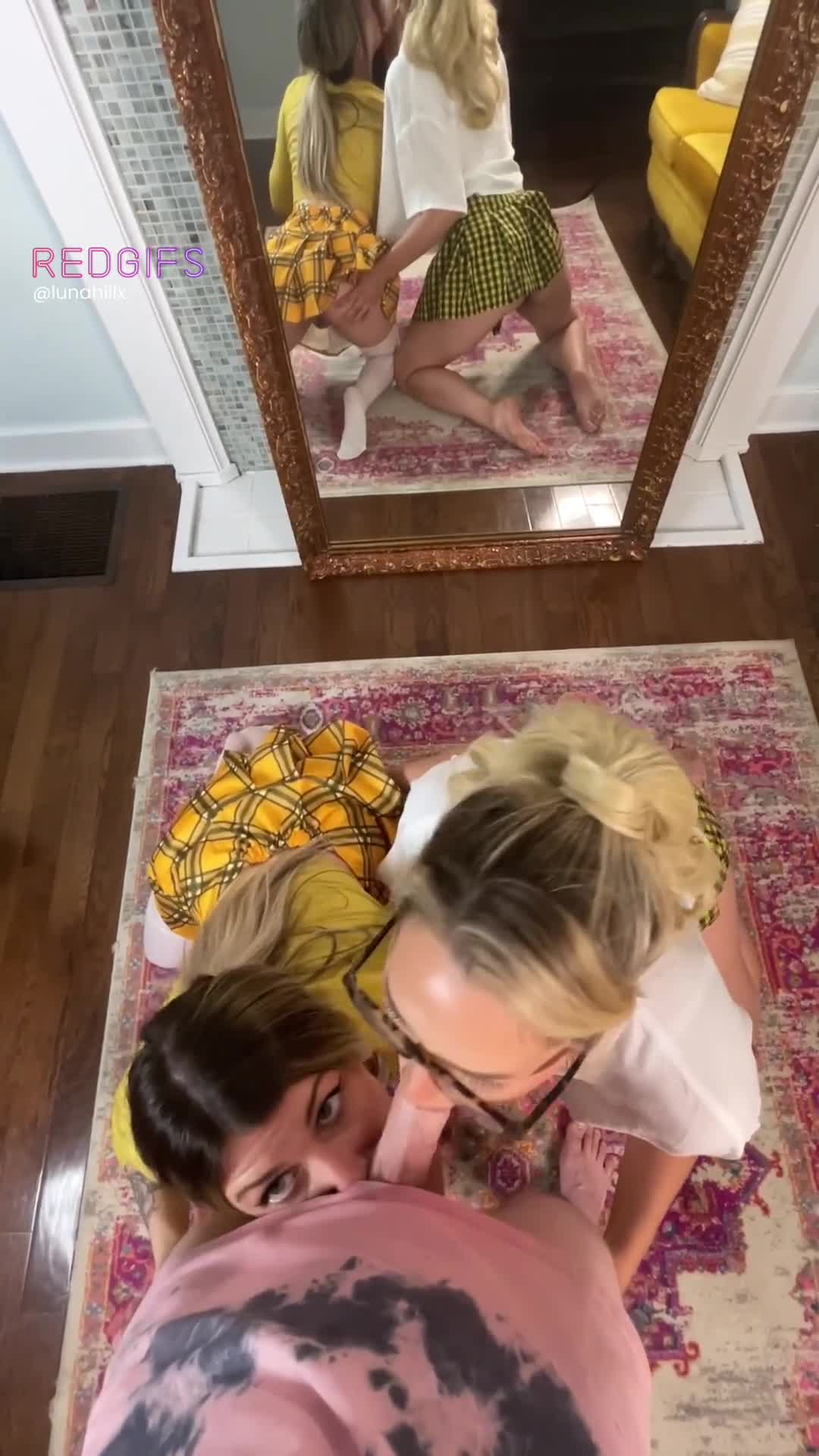 Sucking cock with friends is the best